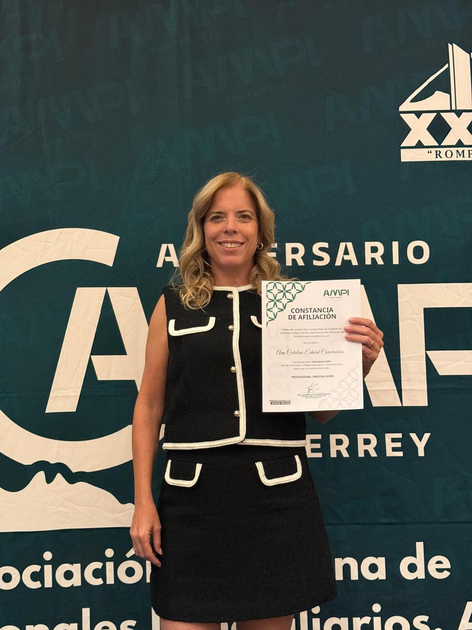 Caty Erhard con Constancia de Afiliación AMPI Monterrey